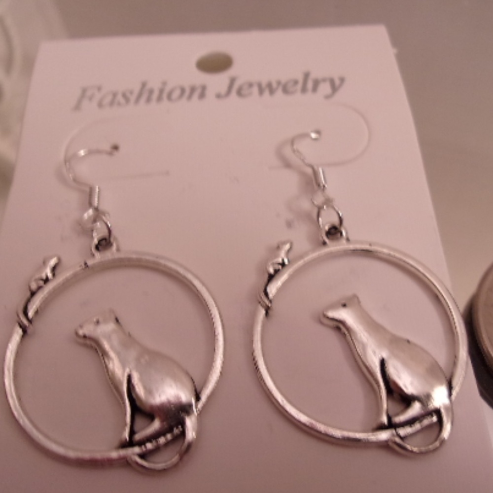 Nwts cat & mouse .925 stamped hook earrings.